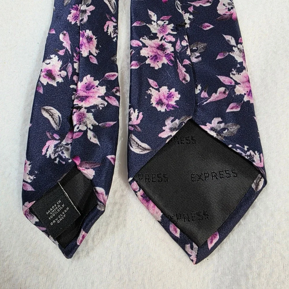 Express necktie features